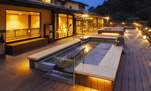 In contrast to the refreshing daytime atmosphere, the evening brings a sophisticated ambiance where warm waters and soft lighting create a peaceful moment