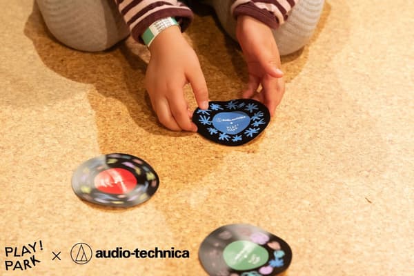 Niños escuchando discos en el stand