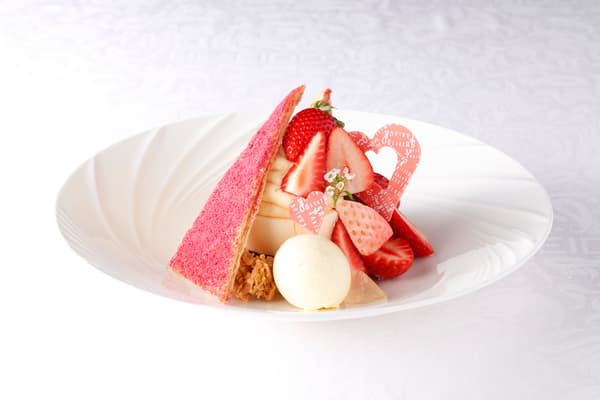 Millefeuille con dos tipos de fresas, servido con helado de vainilla tradicional