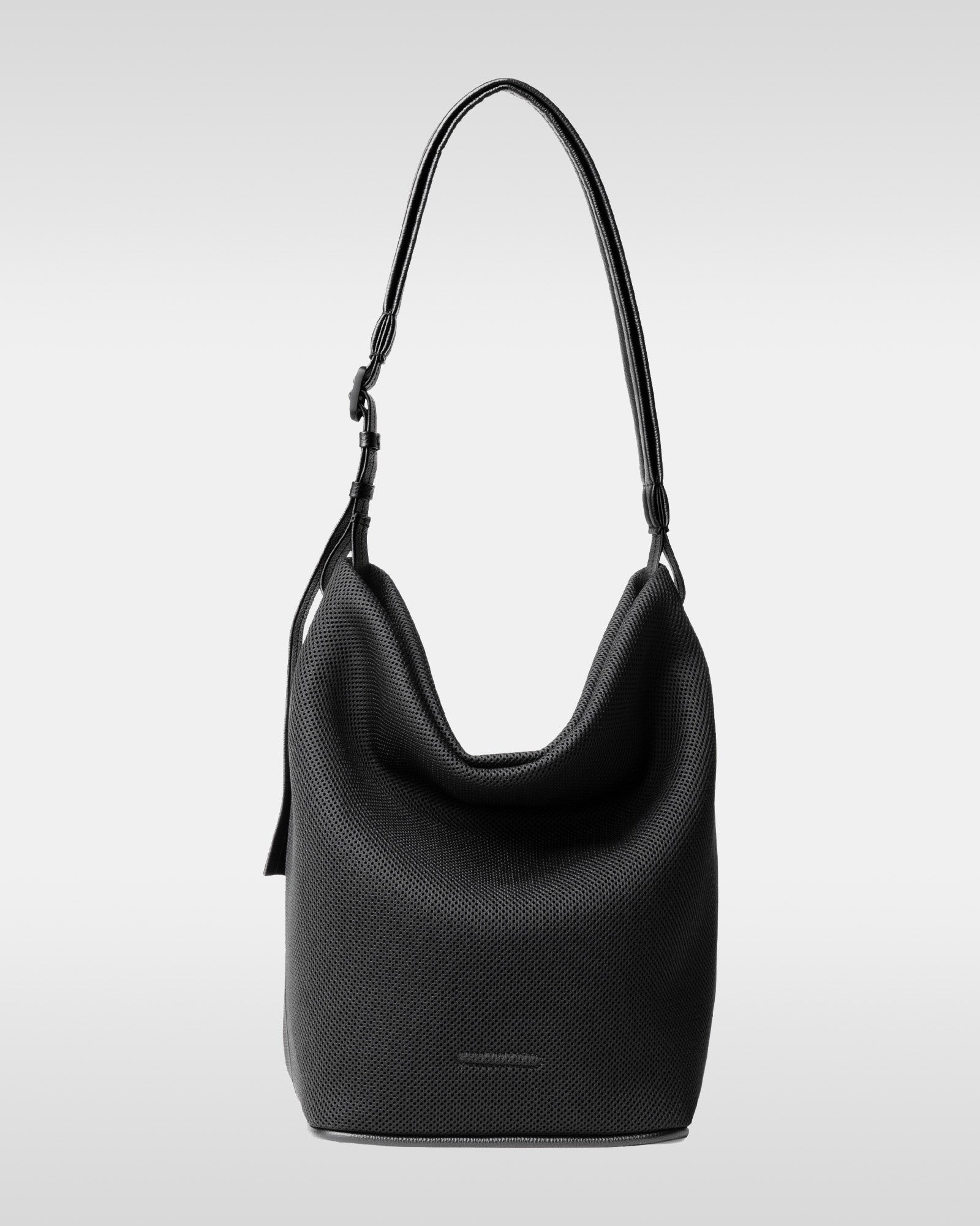 กระเป๋าโฮโบตาข่ายขนาดกลางสีดำ