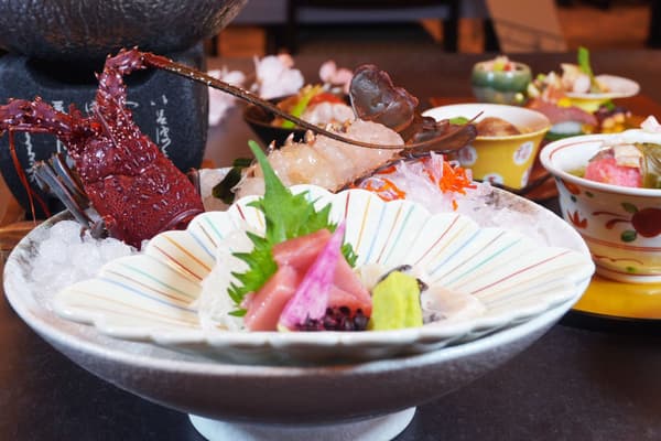 Seasonal dishes featuring local ingredients and cherry blossom-themed items