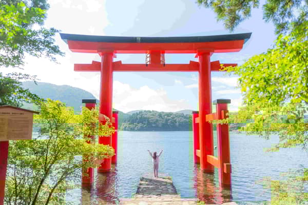 矗立在湖中的和平鸟居