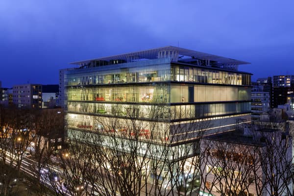 ภาพภายนอกอาคาร Sendai Mediatheque