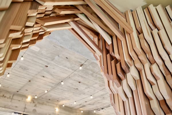 Cálido interior de madera de la casa del árbol