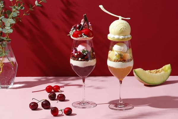 Cherry Rouge Parfait (kiri) dan Melon Grace Parfait (kanan)