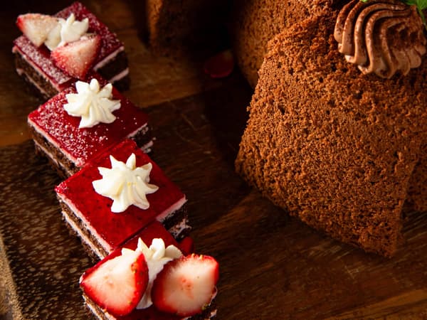 Gateau de frutos rojos con múltiples capas y cobertura de frutos rojos