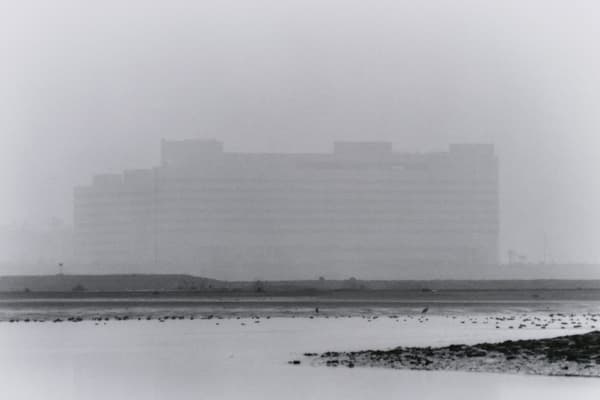 이나코시 고이치, 연작 “기억 도시” 중, 1986, 젤라틴 은염 인화, 도쿄도 사진 미술관 소장