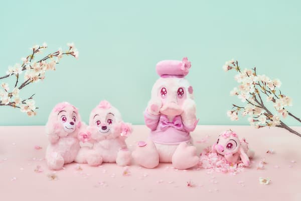 Colección de flores de cerezo de Disney con peluches de Winnie the Pooh y artículos de picnic