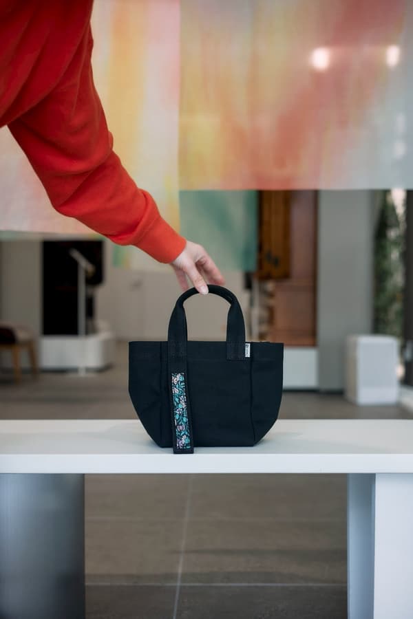 Primeros planos del diseño del bolso NABIKI