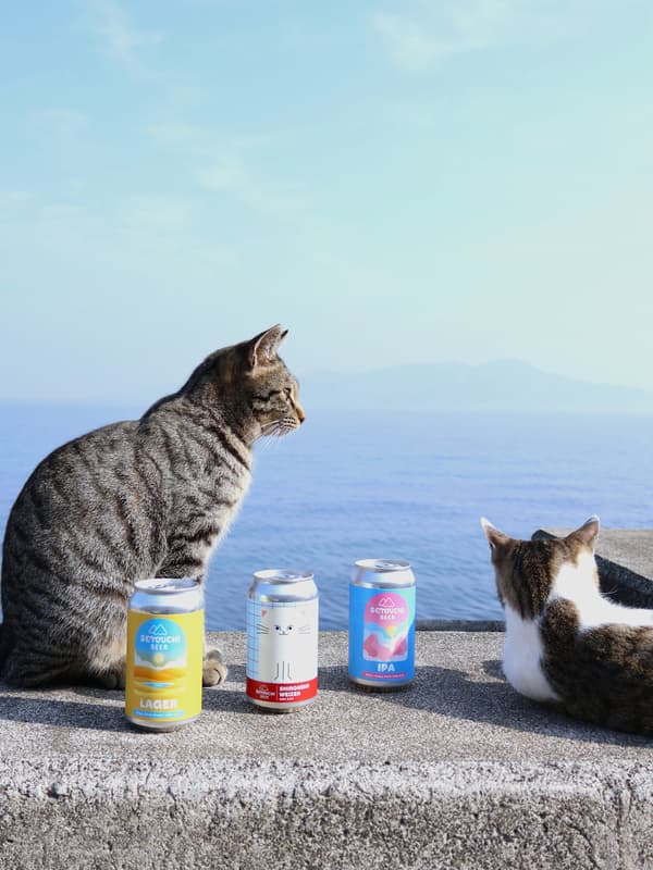 SETOUCHI SHIRONEKO WEIZEN (centro) con productos regulares de SETOUCHI BEER, SETOUCHI LAGER (izquierda) y SETOUCHI IPA (derecha)