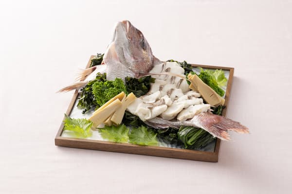 Besugo al vapor y brotes de bambú con wakame fresco