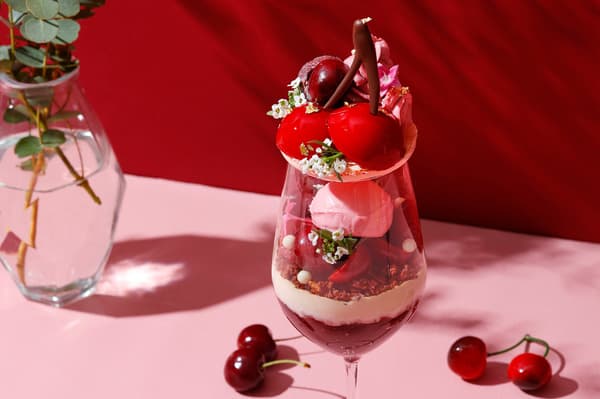 Mousse ceri berbentuk seperti ceri sakura