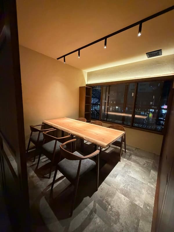 비즈니스 엔터테인먼트 및 특별한 저녁 식사에 적합한 세련된 인테리어