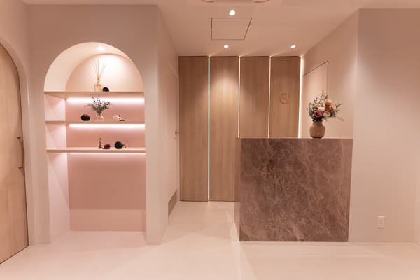 Interior diseñado con tonos beige rosados