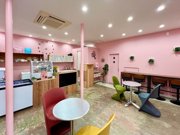 핑크색 카페 내부