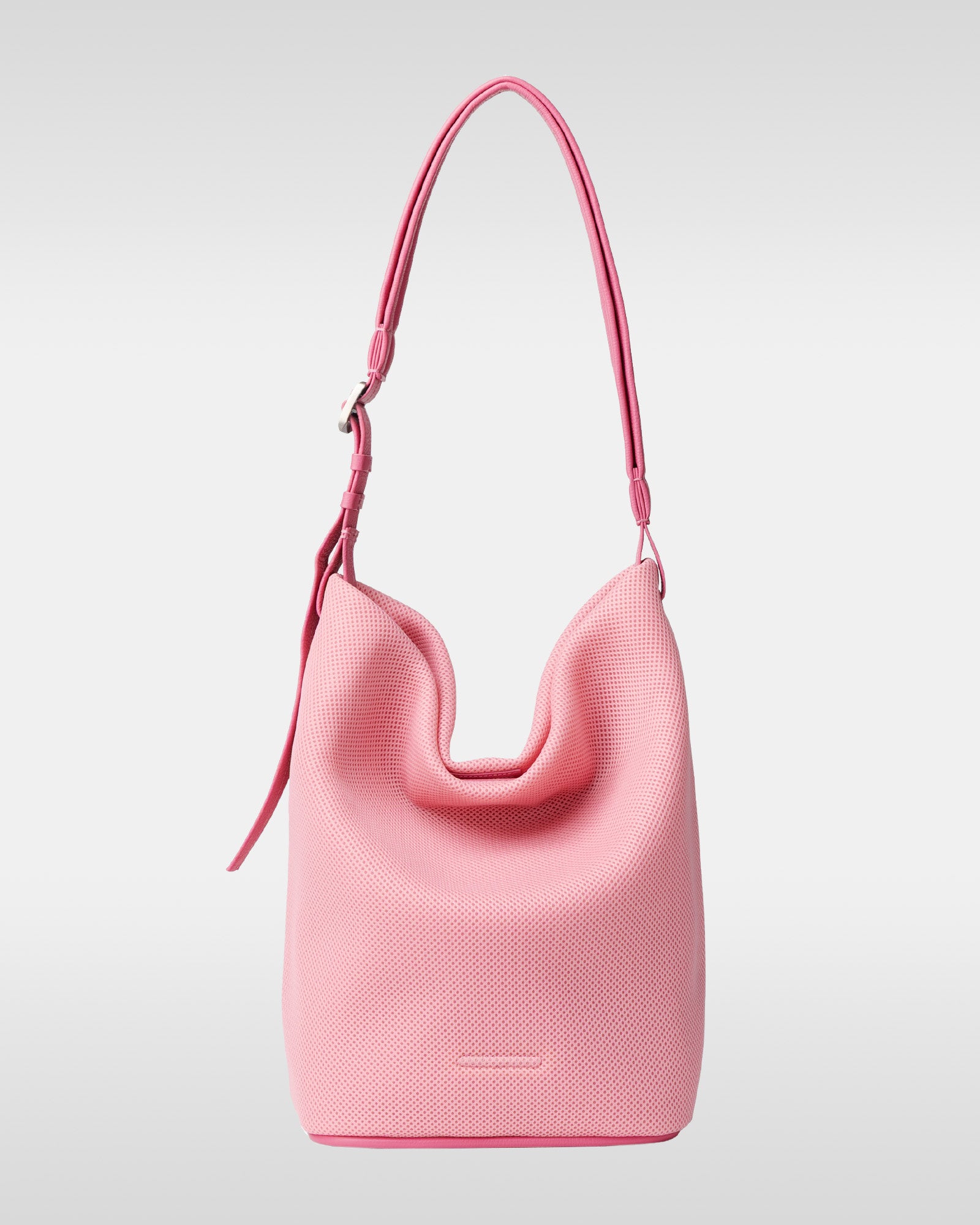 กระเป๋าโฮโบตาข่ายขนาดกลางสีชมพูอ่อน