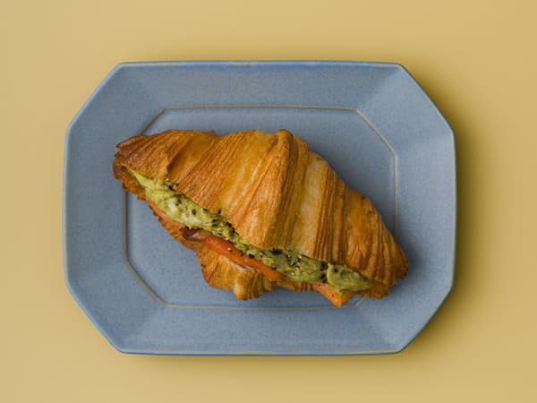 Croissant Hummus Salmon & Alpukat Musim Semi ¥550 / ROKUMEI COFFEE CO.