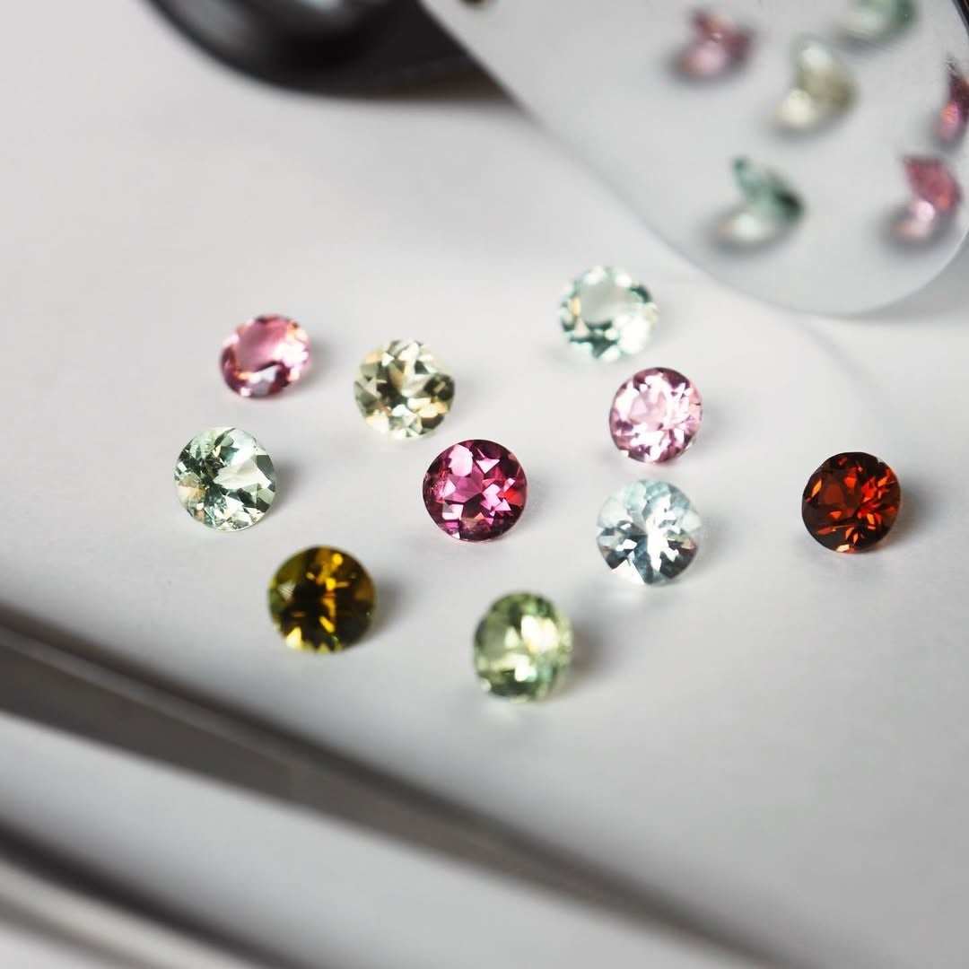 สีสันฤดูใบไม้ผลิในอัญมณีหลุดที่หลากหลาย