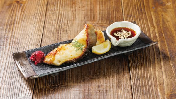 스시 로만에서 가장 인기 있는 로바타야키 메뉴, 긴다라 사이쿄야키