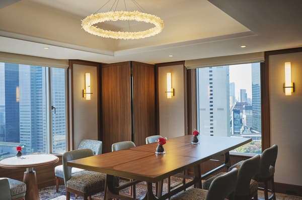 높은 테이블이 있는 새로운 ‘공용 공간’