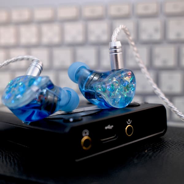 Primer plano de los auriculares LIFEEAR Nova