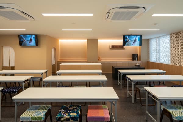 넓은 교실에서 여유롭게 워크숍을 즐길 수 있습니다