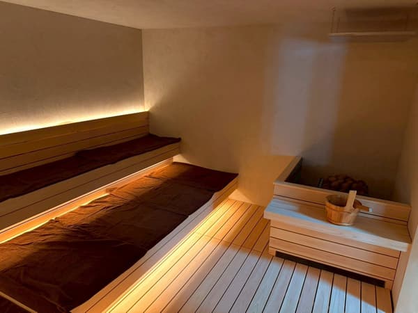 Sauna room with capacity for up to 10 guests