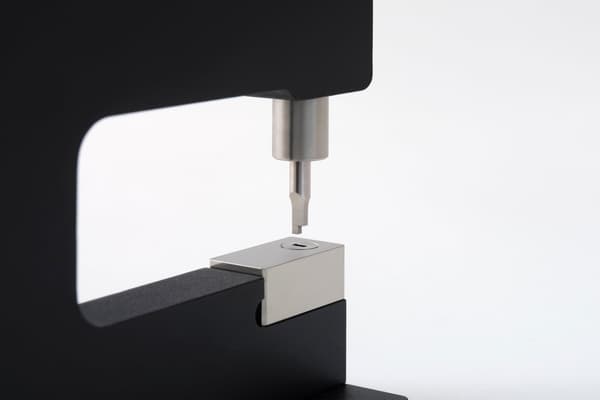 无需导向孔即可冲压