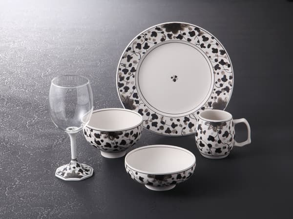 손으로 그린 스미에 아라베스크 무늬 조각