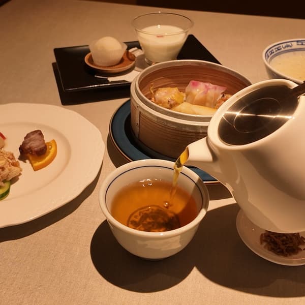 Elija entre tres variedades de té (Jazmín/Longjing/Pu-erh). Estas suaves infusiones calientan el cuerpo y brindan una experiencia de brunch relajante.