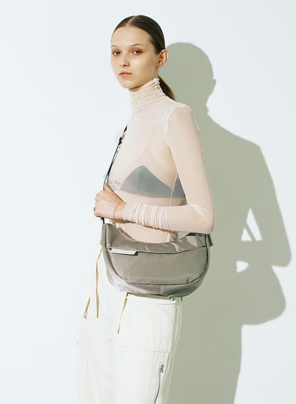 Air 2way shoulder (S) ¥23,200 H/ 21× W/ (upper) 30 (lower) 24 × D/ 10 cm