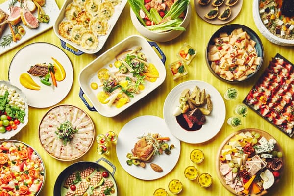 Lunch & Sweets Buffet – Strawberry Selection offers appetizers and sweets buffet-style, with freshly prepared main dishes served at your table