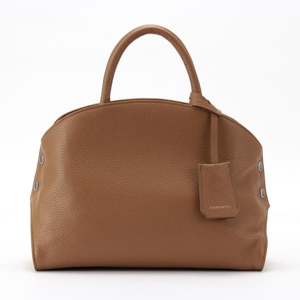 Bolso de hombro beige oscuro con diseño curvo