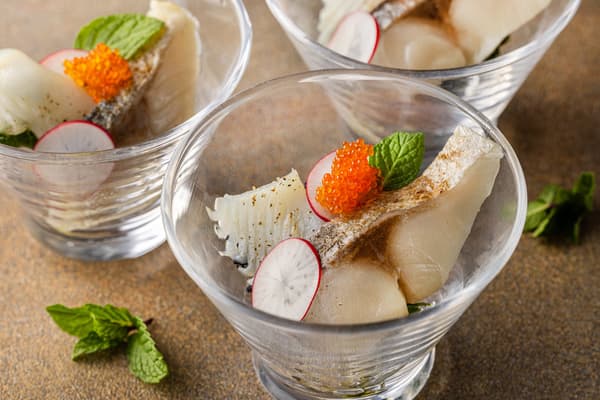 나가사키 허브 고등어 구운 사시미와 오징어 마리네이드 및 유코 드레싱