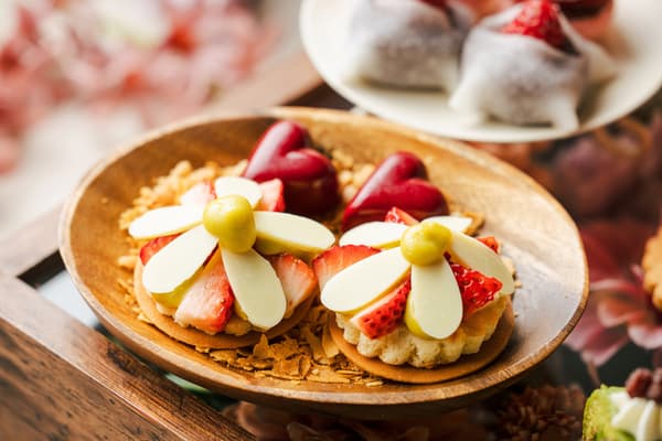 开心果奶油和新鲜草莓制成的法式草莓蛋糕，顶部是花朵形状的白巧克力