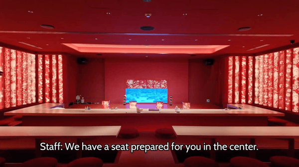 在红津屋的中央餐桌就座