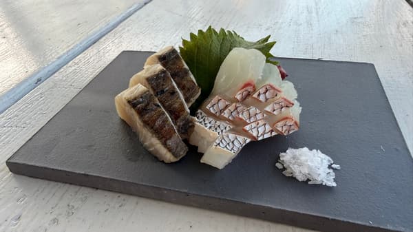 Sashimi de besugo rojo salvaje y caballa española japonesa de la isla de Awaji