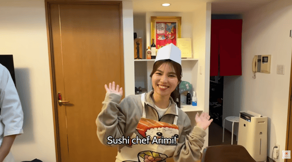 Mengenakan celemek bermotif sushi dan topi yang serasi