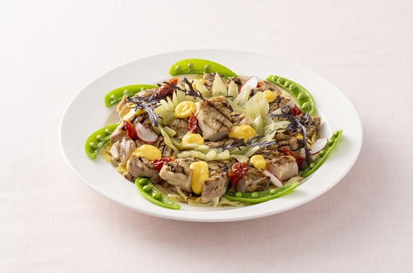 Pollo Tajima a la parrilla con aglio e olio de lampazo y repollo de primavera