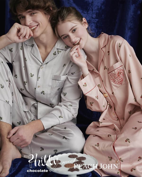 Detalle del pijama de camisa con estampado de satén cepillado para hombre