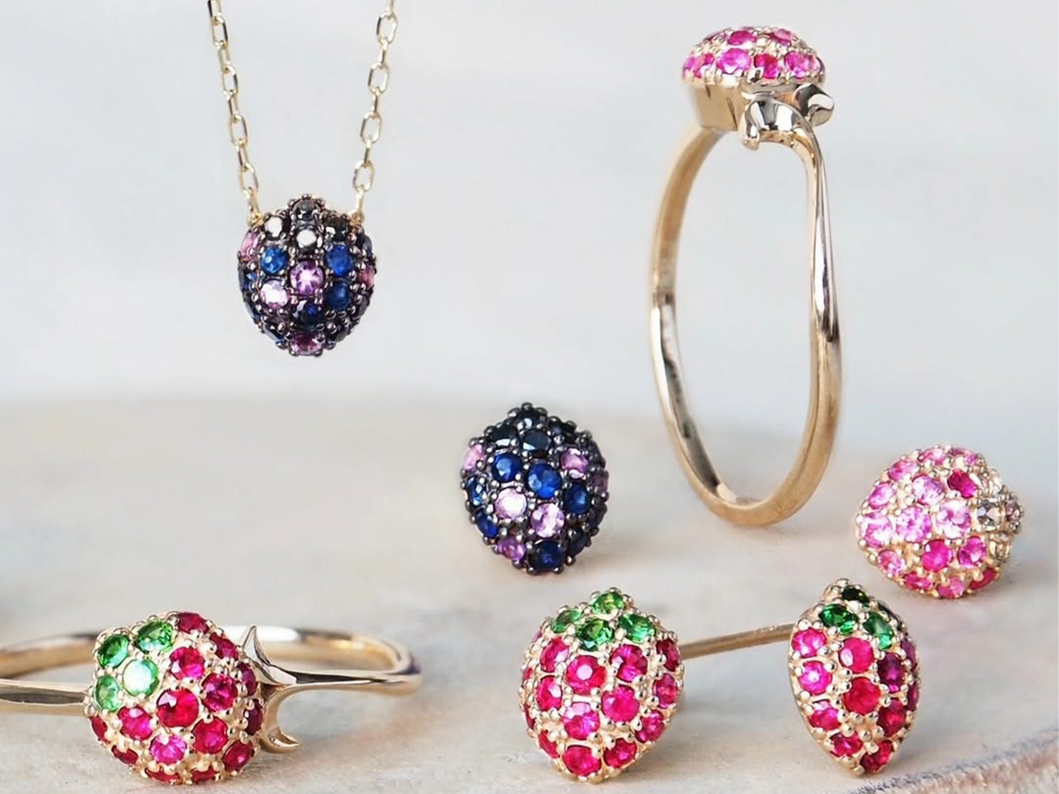 เครื่องประดับสตรอว์เบอร์รีใหม่นำความสง่างามขี้เล่นมาสู่สไตล์ของผู้ใหญ่