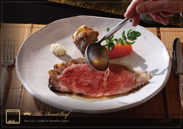 테이블에서 각 접시를 정성껏 마무리하는 셰프