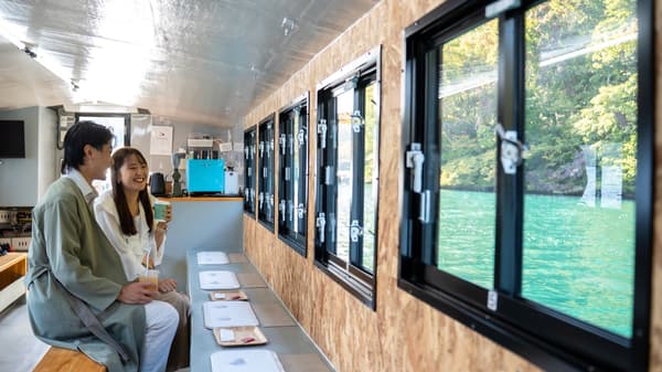 從船上欣賞十和田湖全景