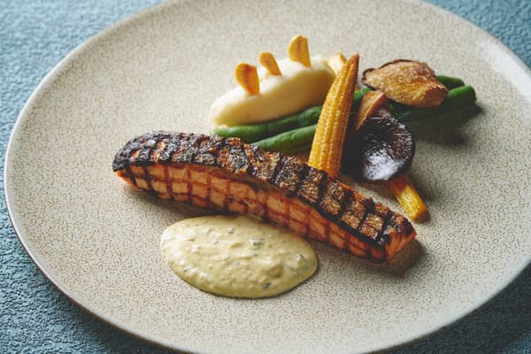 Salmon Norwegia Panggang dengan Saus Béarnaise