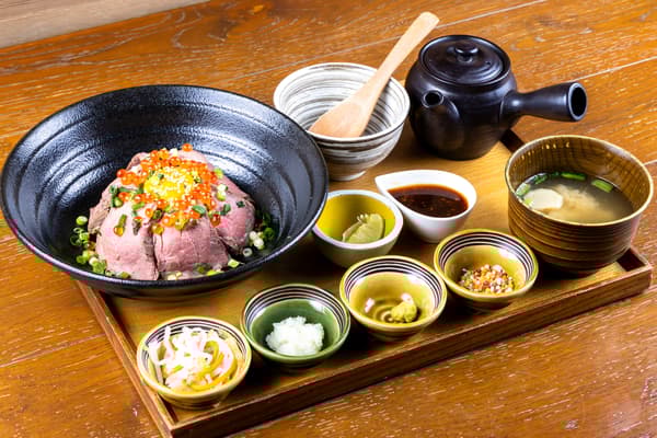 Bowl de arroz con roast beef e ikura, también disfrutable como ochazuke con hojicha y tu elección de toppings encurtidos