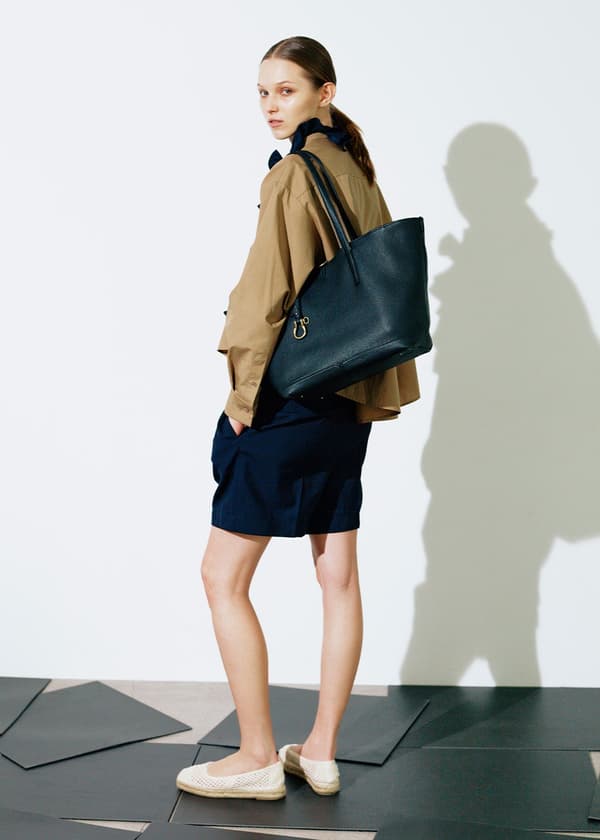 Serene ¥59,400 H/ 27× W/ 29 × D/ 16.5 cm