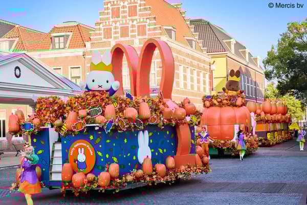 Escena del Desfile de la Fiesta de Halloween de Miffy