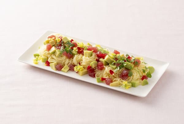 Pasta fría con atún y aguacate