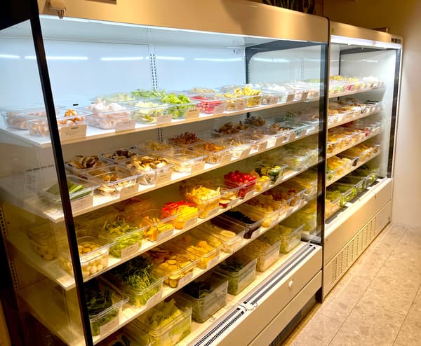 从展示柜中选择50种食材