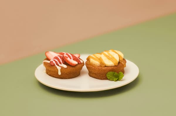 Fruit and sauce arrangement